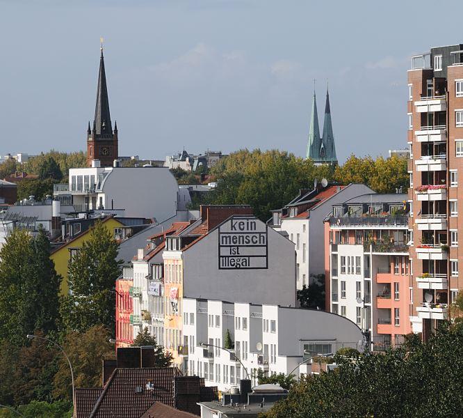 1188 Blick auf die St. Pauli Hafenstrasse - KEIN MENSCH IST ILLEGAL - Aufschrift an der Hausfassade. | St. Pauli Hafenstrasse - Bilder aus Hamburg Sankt Pauli.